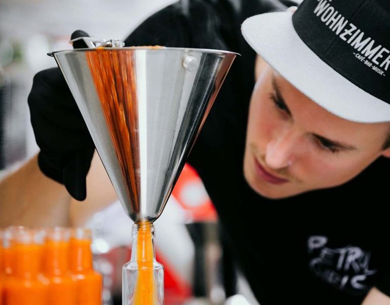 Fruchtig-scharfe Chili wird in Glas eingefüllt