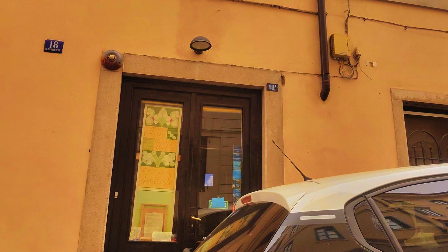 Eingang zur Trattoria Alla Valle (Foto: Georg Unterrainer)